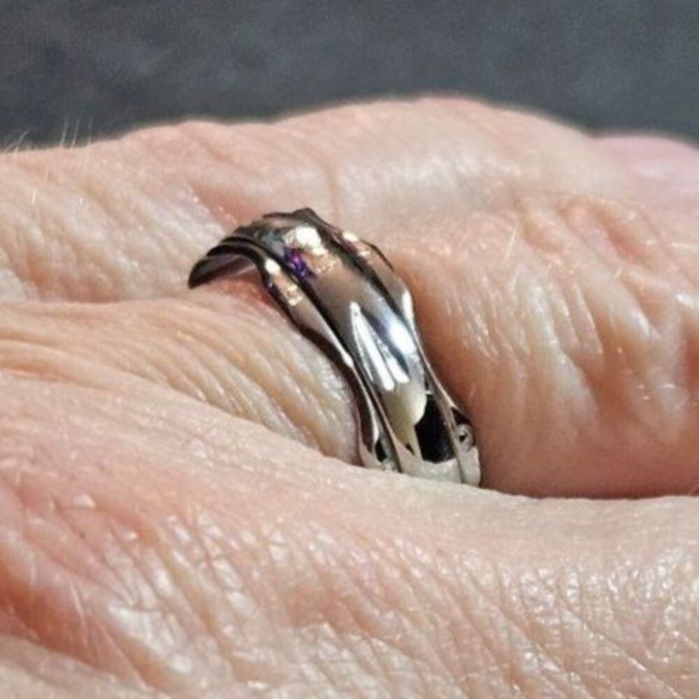 Silver tone diamond cut ring size 7.5 spinner